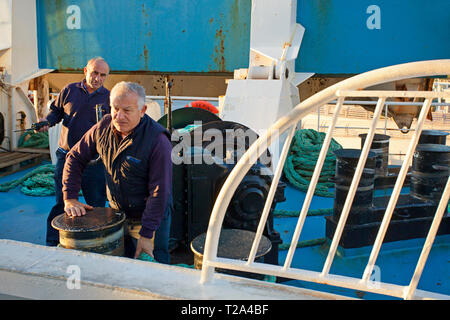 Besatzung des Fährdienstes Malta-Gozo auf dem Gozo Channel, Malta Stockfoto