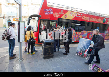Passagiere steigen in einem Hop-on-Hop-off-Bus in Gozo ein, um zu sehen Stockfoto