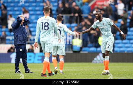 Cardiff City Manager Neil Warnock (links) sieht niedergeschlagen wie Chelsea's Antonio Rudiger (rechts) und Cesar Azpilicueta feiern nach der Premier League Match an der Cardiff City Stadium, Cardiff. Stockfoto