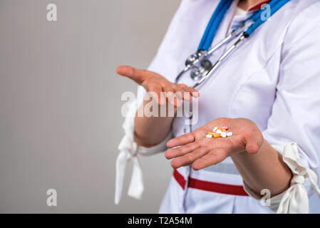 Close up Arzt holding Arzneimittel oder Pillen in der Hand Stockfoto