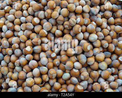 Hintergrund des mit einer Schale versehenen Muttern. top view Bio-lebensmittel. cookie Stapel Stockfoto
