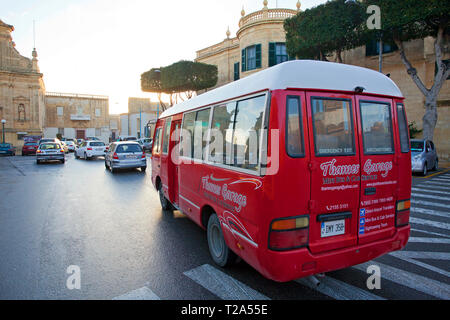 Roter Lieferwagen und Autos, St. Francis Square, Gozo, Malta Stockfoto