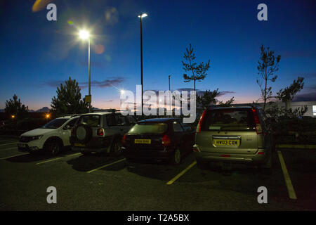 Aldi, Auto, Park, at, Dämmerung, Sonnenuntergang, Autos, Fahrzeuge, Einsame, Straße, Beleuchtung, Cowes, Isle of Wight, England, Vereinigtes Königreich, Stockfoto