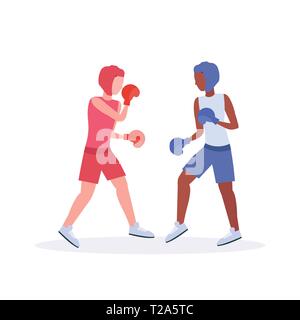 Zwei Boxer trainieren Thai boxen Paar mix Rennen Kämpfer in Handschuhe und Schutzhelme zusammen zu praktizieren Trainingskonzept fight club gesund Stock Vektor