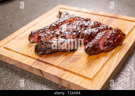 Essen, lecker und Handwerk Konzept - Cutting Horse Fleisch Steak auf dem Schreibtisch aus Holz. Stockfoto