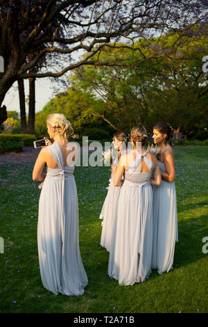 Brautjungfern bei der Hochzeit in St. Andrew's School für Mädchen Stockfoto