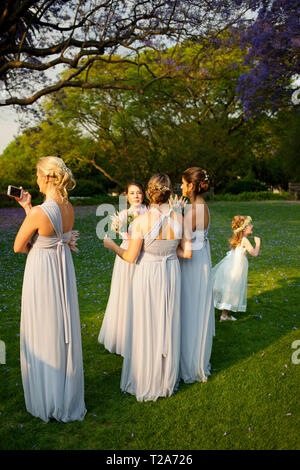 Brautjungfern bei der Hochzeit in St. Andrew's School für Mädchen Stockfoto