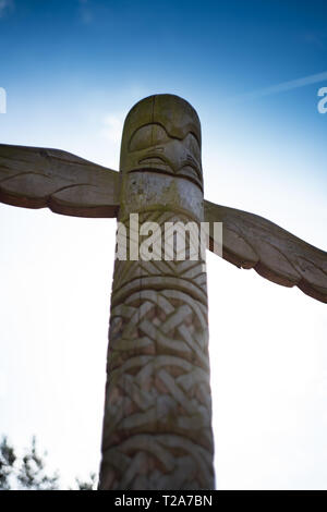 Native American Indian geschnitzten Totem Pole (Nachbau) Stockfoto