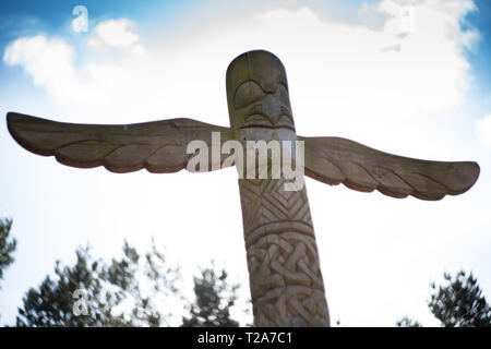 Native American Indian geschnitzten Totem Pole (Nachbau) Stockfoto