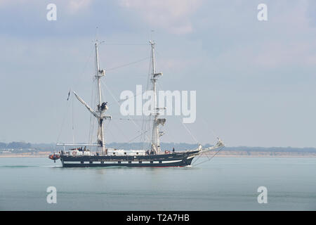 Die Ausbildung Schiff (Tall Ship), TS-ROYALISTISCHEN, Abfahrt im Hafen von Southampton, UK. Stockfoto