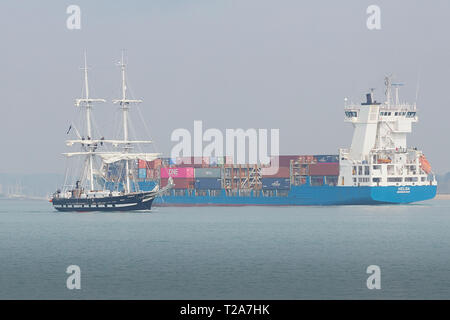 Die Ausbildung Schiff (Tall Ship), TS-ROYALISTISCHEN, Abfahrt im Hafen von Southampton, leitet die eingehenden Containerschiff, Helga. 28. März 2019. Stockfoto