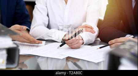 Buchhalter Team oder finanzielle Inspektoren, Bericht, Berechnung oder prüfen. Gruppe von Menschen bei der Arbeit. Business Betriebskonzept Stockfoto