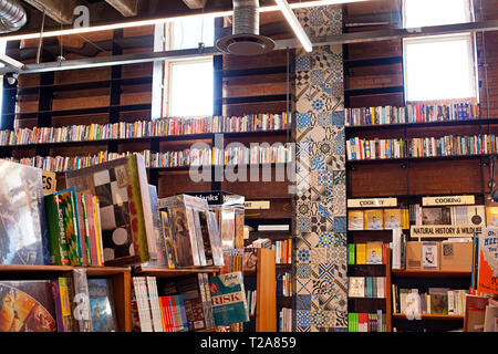 Leere Bücherregale im Coffee Shop Stockfoto