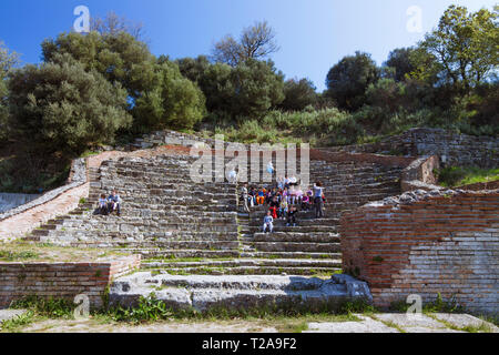 Apollonia, Fier, Albanien: eine Gruppe von Jugendlichen stehen an den Ruinen der Odeon Theater. Von den Griechen in 588 v. Chr. gegründet, Apollonia wuchs zu einem wichtigen Stockfoto