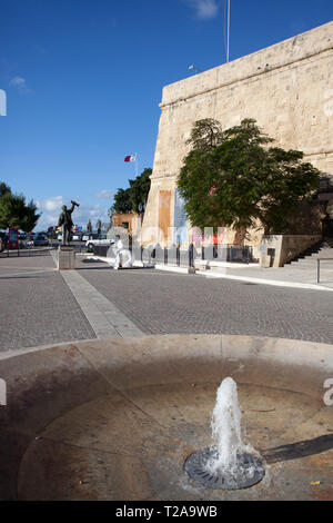 Brunnen und Statue von Manwel Dimech, Castille Square, Valletta, Malta Stockfoto