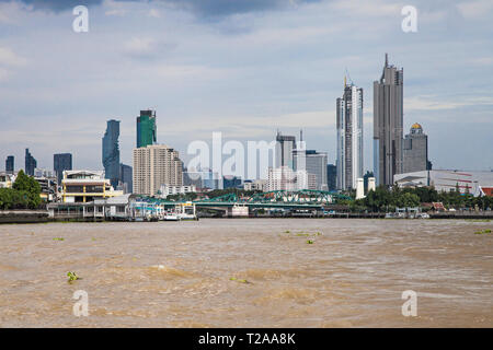 Moderne Wolkenkratzer aus dem Fluss Chao Phraya, Bangkok, Thailand gesehen. Stockfoto