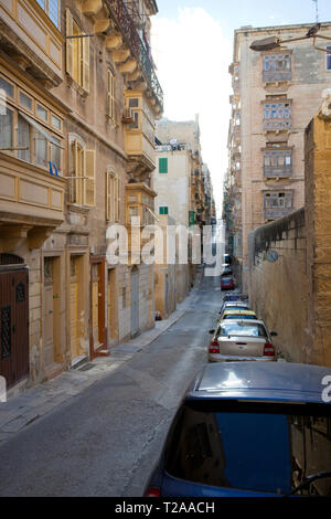 Autos entlang einer engen Straße, Valletta, Malta geparkt, Europa Stockfoto