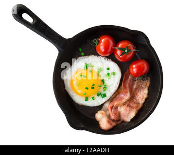 Spiegeleier mit Speck und Kirschtomaten in Iron skillet isoliert auf Weiss. Ansicht von oben. Stockfoto