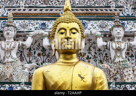 Buddha vor der Zentrale Prang von Wat Arun, Bangkok, Thailand. Stockfoto