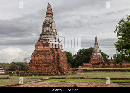 Zwei Chedis in Wat Watthanaram in Ayutthaya, Thailand. Stockfoto