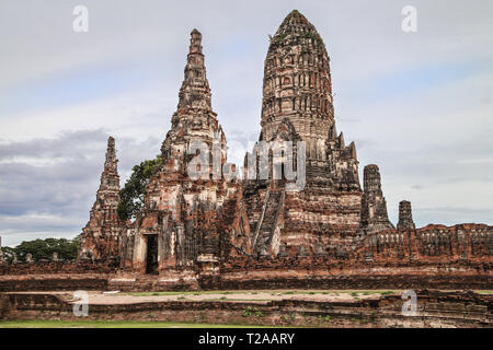 Meru und Prang von Wat Watthanaram in Ayutthaya, Thailand. Stockfoto