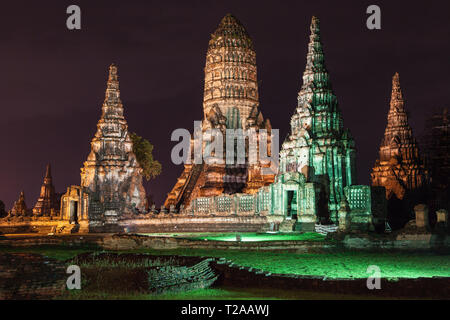 Ruinen von Wat Watthanaram in der Nacht in Ayutthaya, Thailand. Stockfoto