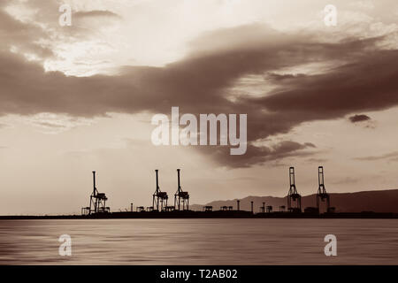 Osaka Hafen mit Kran Silhouette bei Sonnenuntergang. Japan. Stockfoto