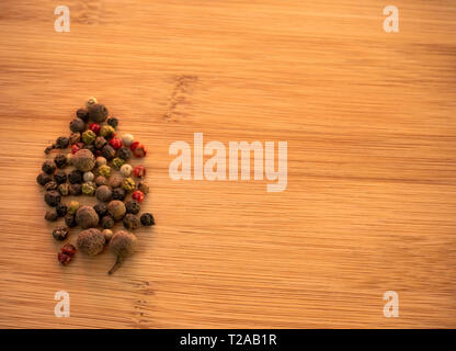 Fünf Paprika mix auf einem Holztisch Stockfoto