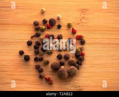 Fünf Paprika mix auf einem Holztisch Stockfoto