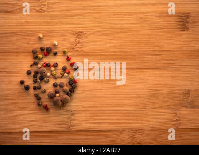 Fünf Paprika mix auf einem Holztisch Stockfoto