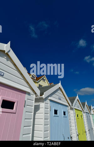 UK. bunten Badekabinen gegen einen tiefen blauen Himmel mit weißen Wolken an der Promenade von Lyme Regis in Dorset. Foto Robert Timone Stockfoto