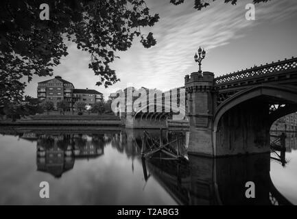 Einen reflektierten Szene in York entlang den Fluss Ouse. Stockfoto