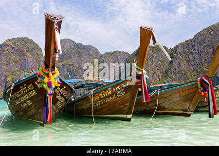 MAYA BAY - Traditionelle Thai Boote verwendet Touristen auf Ko Phi Phi Lee zu transportieren. Die Lage war in dem Film der Strand verwendet. Stockfoto