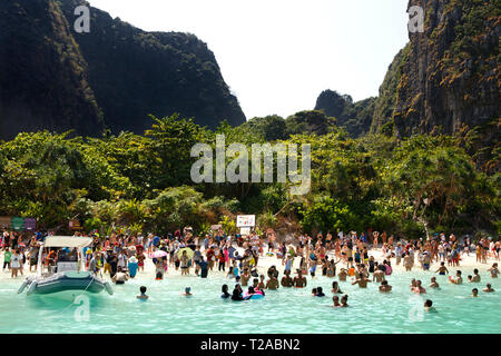 MAYA BAY - Touristen am Strand von Ko Phi Phi Lee. Die Lage war in dem Film The Beach mit Leonardo di Caprio verwendet. Stockfoto