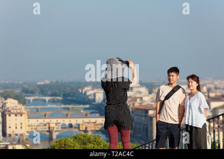 Florenz, Italien - 9. August 2018: Chinesische Touristen machen Foto von der Piazzale Michelangelo gegen das Stadtbild von Florenz. 1869 erstellt, die s Stockfoto