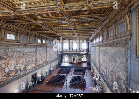 Florenz, Italien - 10 August, 2018: Die Menschen in den Saal der Fünfhundert, Salone dei Cinquecento" im Palazzo Vecchio. Es ist das größte Zimmer in Italien Stockfoto