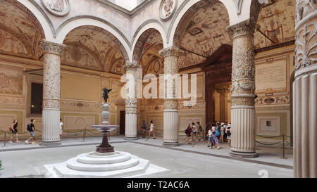Florenz, Italien - 8 August, 2018: Die Menschen in den Innenhof des Palazzo Vecchio. Das historische Zentrum von Florenz als UNESCO-Welterbe Sünde aufgeführt Stockfoto