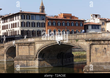 Florenz, Italien - 8 August, 2018: Menschen auf der Brücke Ponte Santa Trinita Brücke über den Fluss Arno. Es ist die älteste elliptisch Bogenbrücke der Welt, Crea Stockfoto