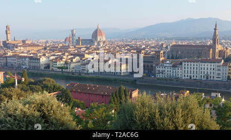 Florenz, Italien - 9. August 2018: Luftbild der Altstadt mit der Basilika von Santa Croce (rechts), der Kathedrale von Florenz (Mitte) und der Palazzo Vecchio (l Stockfoto