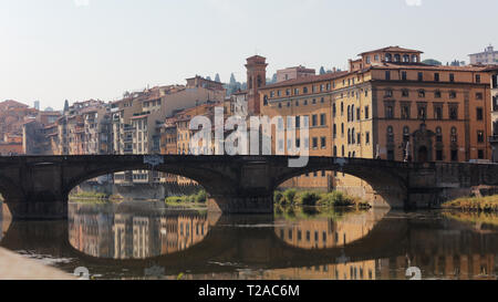 Florenz, Italien - 8 August, 2018: Menschen auf der Brücke Ponte Santa Trinita Brücke über den Fluss Arno. Es ist die älteste elliptisch Bogenbrücke der Welt, Crea Stockfoto