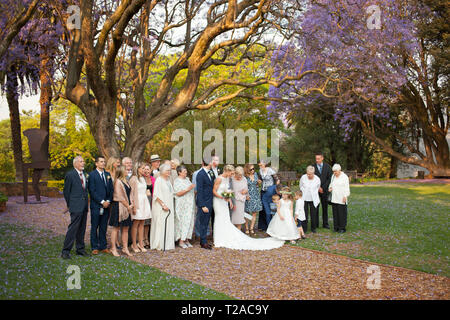 Die Braut, Bräutigam und Familie bei einer Hochzeit in St. Andrew's School für Mädchen Stockfoto