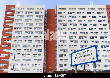 Shirley Türme zu einem Wohngebiet Rat konkrete Hochhaus im Besitz 2019, Shirley District Council Estate, Southampton, England, Großbritannien Stockfoto