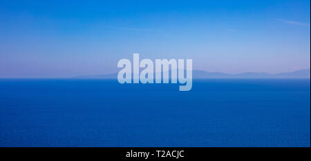 Griechenland. Ägäis, blaue Farbtöne. Blauen Himmel und ruhige See. Berg Silhouetten in blauen Pastelltönen, Banner Stockfoto