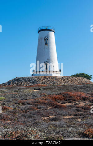 Piedras Blancas Licht entfernt, auf einem Hügel, blaue Himmel. Stockfoto