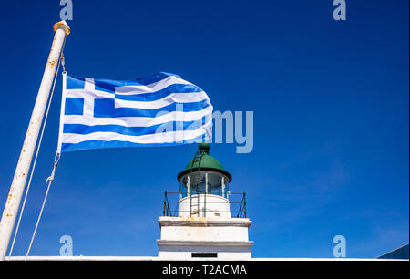 Griechenland. Kea Insel Leuchtturm. Griechische Flagge Schwenkten am klaren, blauen Himmel Hintergrund Stockfoto