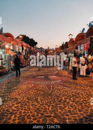 Mexikanische alter Markt El Parian von traditionellen Produkten bei Sonnenuntergang, Avenida 6 Oriente, Puebla, Mexiko Stockfoto