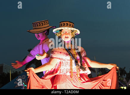 Zwei große Karneval Puppen auf einem Anhänger in den Straßen von Panama City Panama Stockfoto