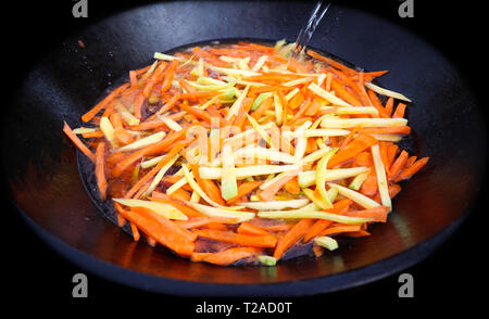 Gelb und Orange Karotte in Kessel. Pilav kochen. Stockfoto