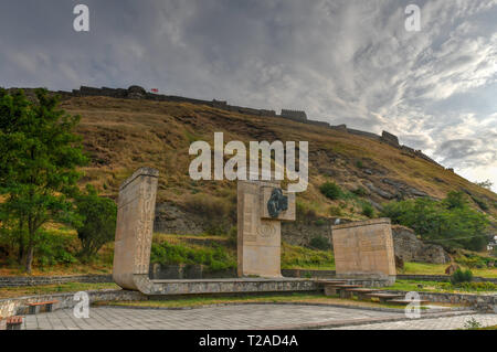 Gori Festung (Goris Tsikhe), eine mittelalterliche Zitadelle in Georgien, oberhalb der Stadt Gori, stehend auf einem felsigen Hügel. Stockfoto