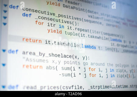 Source code Linien auf einem Computerbildschirm. Pixel gesehen werden kann. Stockfoto